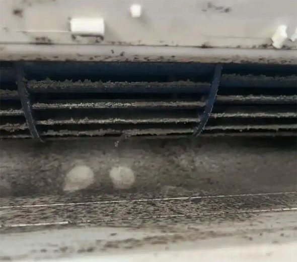 山亭空调吹的风有股烧焦味是怎么回事